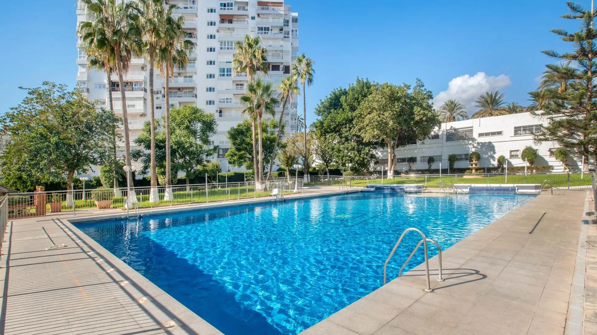 Next To Puerto Marina And The Beach 贝纳尔马德纳